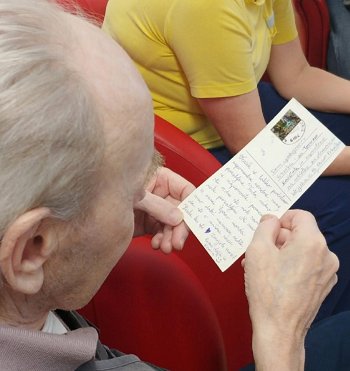 Osebe_z_demenco_berejo_prejeto_razglednico_1.jpg